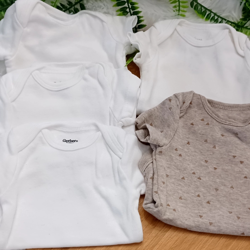 Bundle  3 Gerber Short Sleeved Onsies, 1 White Carters Onsie, 1 Tan Onsie Sz NB